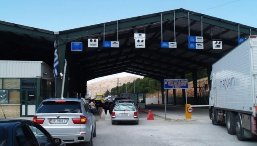 Rradhe te gjata trafiku, Bie sistemi ne 2 pikat kufitare Kapshtice dhe Kakavije
